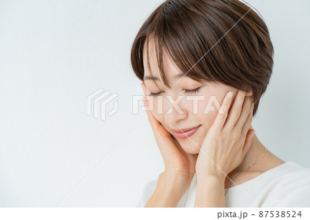ミドル 女性 うるおい ビューティー 頬 ミドル 女性 うるおい ビューティー 頬 87538524