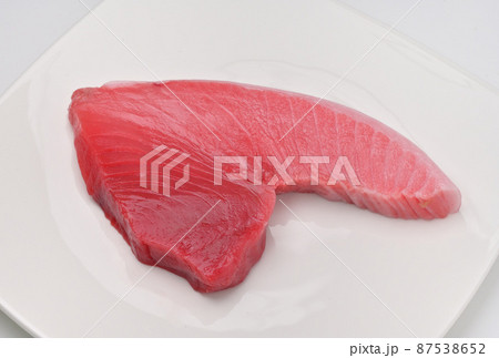 本まぐろ、本マグロ、本鮪、ホンマグロのブーメランカット（赤身、中トロ、大トロの3部位）刺身用サク。 87538652