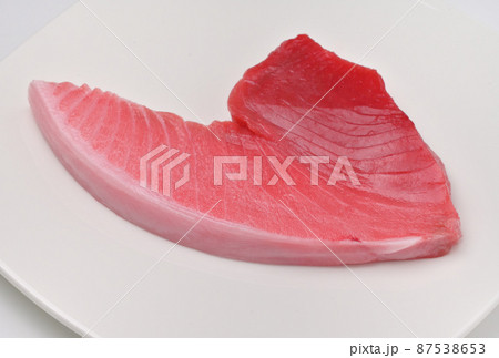 本まぐろ、本マグロ、本鮪、ホンマグロのブーメランカット（赤身、中トロ、大トロの3部位）刺身用サク。 87538653