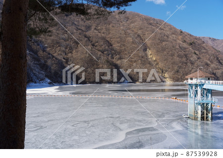 冬のダム湖が凍る幻想的な風景 87539928