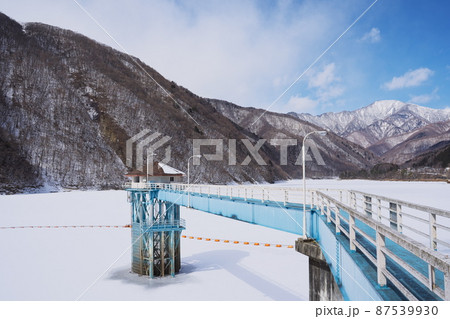 冬のダム湖が凍る幻想的な風景 87539930