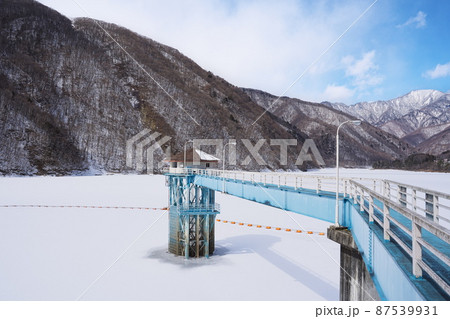 冬のダム湖が凍る幻想的な風景 87539931