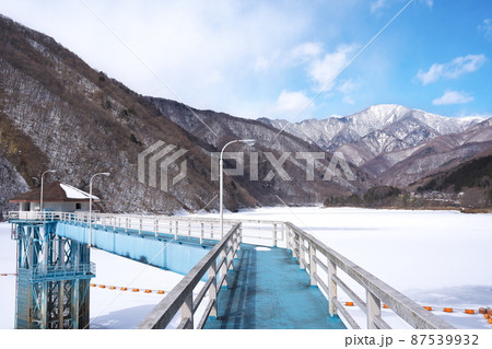 冬のダム湖が凍る幻想的な風景 87539932