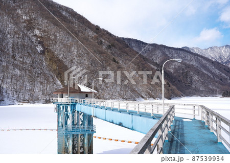 冬のダム湖が凍る幻想的な風景 87539934