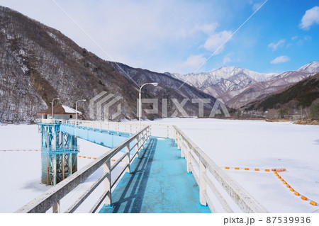 冬のダム湖が凍る幻想的な風景 87539936
