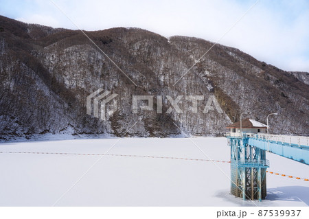 冬のダム湖が凍る幻想的な風景 87539937