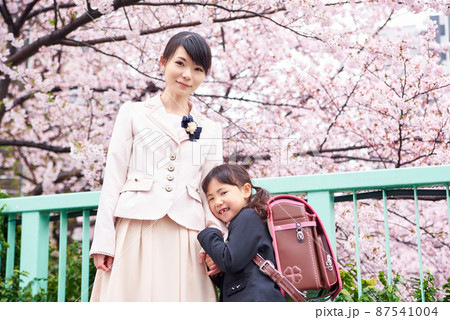 新一年生の女の子とお母さん 87541004