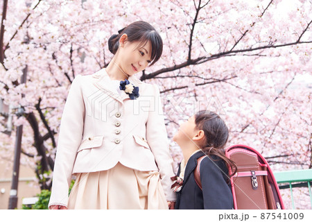 新一年生の女の子とお母さん 87541009