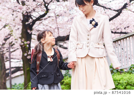 新一年生の女の子とお母さん 新一年生の女の子とお母さん 87541016