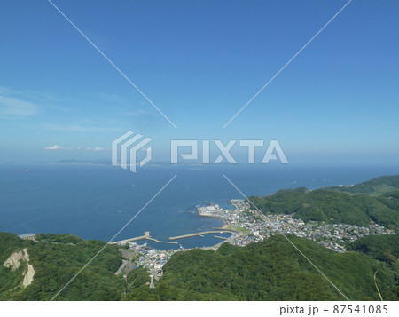 鋸山の山頂から望む浜金谷の街並みと東京湾(千葉県鋸南町) 鋸山の山頂から望む浜金谷の街並みと東京湾(千葉県鋸南町) 87541085