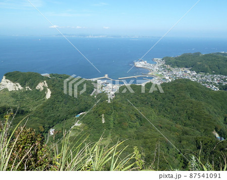 鋸山の山頂から望む浜金谷の街並みと東京湾(千葉県鋸南町) 鋸山の山頂から望む浜金谷の街並みと東京湾(千葉県鋸南町) 87541091