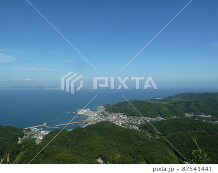 鋸山の山頂から望む浜金谷の街並みと東京湾（千葉県鋸南町） 87541441