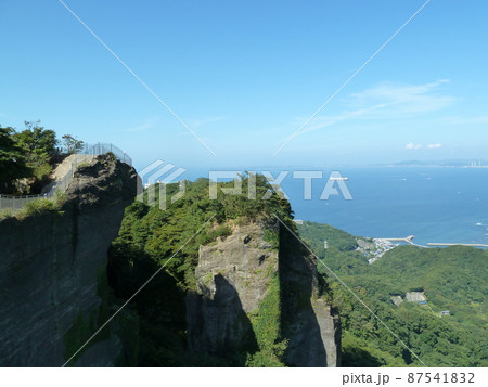 鋸山の山頂から望む浜金谷の街並みと東京湾(千葉県鋸南町) 鋸山の山頂から望む浜金谷の街並みと東京湾(千葉県鋸南町) 87541832