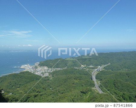 鋸山の山頂から望む浜金谷の街並みと東京湾(千葉県鋸南町) 鋸山の山頂から望む浜金谷の街並みと東京湾(千葉県鋸南町) 87541866