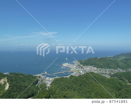 鋸山の山頂から望む浜金谷の街並みと東京湾(千葉県鋸南町) 鋸山の山頂から望む浜金谷の街並みと東京湾(千葉県鋸南町) 87541891