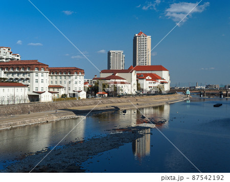 陽が西に傾き始めた宝塚 宝塚ホテルと大劇場 87542192