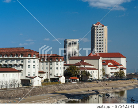 陽が西に傾き始めた宝塚 宝塚ホテルと大劇場 87542241