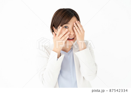 目を覆う女性  目を覆う女性  87542334