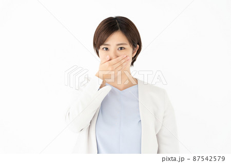 口を覆う女性 口を覆う女性 87542579