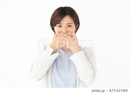 口を覆う女性 87542580