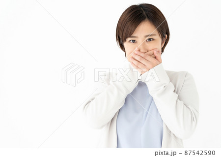 口を覆う女性 口を覆う女性 87542590