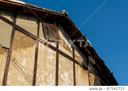 外壁の老朽化　ひび割れ 87542725