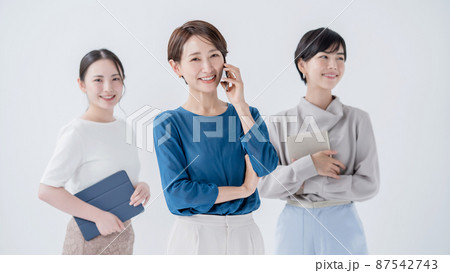 ビジネス 女性 ポートレート スマホ ビジネス 女性 ポートレート スマホ 87542743
