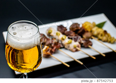 焼き鳥皿とビールグラス 87542753