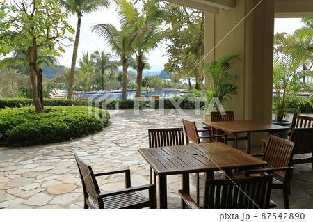 プールサイドに佇むレストラン 87542890