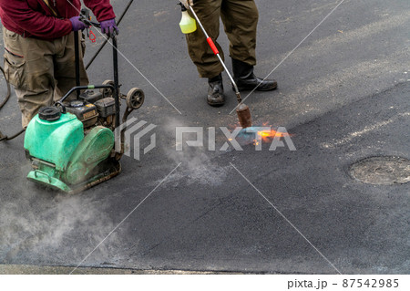 道路舗装 アスファルト 転圧機 プレートコンパクター プロパンバーナ 加熱 擦り付け 道路舗装 アスファルト 転圧機 プレートコンパクター プロパンバーナ 加熱 擦り付け 87542985