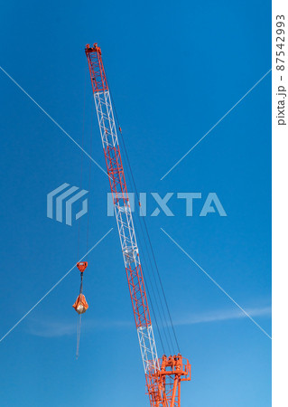 タワークレーン 青空 揚重の写真素材 [87542993] - PIXTA