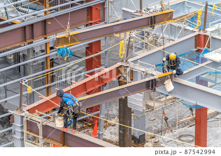 建設現場　鉄骨工事　施工　高所作業　とび　安全帯　ランヤード　スタンション　親綱用支柱　親綱　安全対 87542994