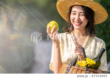 青りんご　女性　笑顔　フレッシュ　美肌　健康 87543005