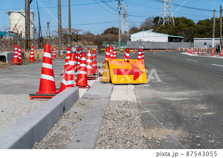 道路補修のため迂回の案内　三角ポールで立入禁止 87543055