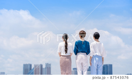 ビジネス　後ろ姿　青空 87543076