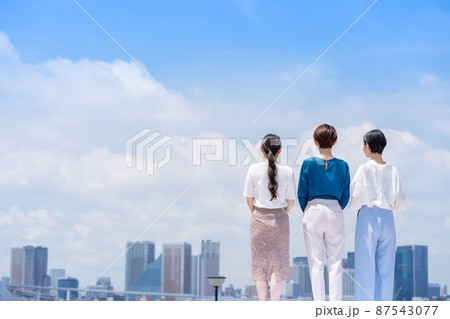 ビジネス 後ろ姿 青空 ビジネス 後ろ姿 青空 87543077