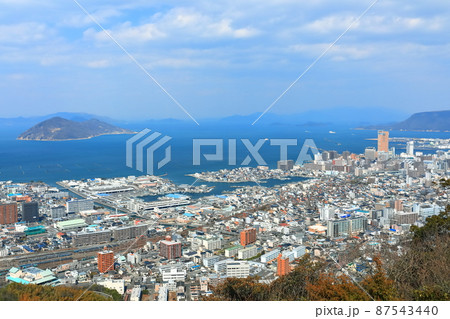 【香川県】晴天下の女木島と高松市街地 【香川県】晴天下の女木島と高松市街地 87543440