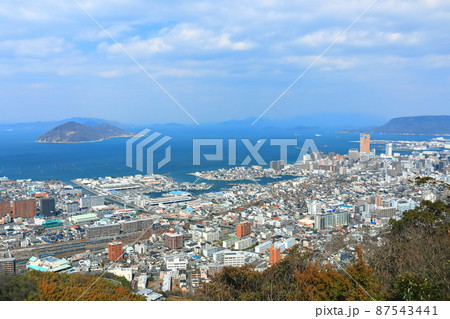 【香川県】晴天下の女木島と高松市街地 87543441