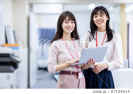 女性　チーム　ビジネス 87544014