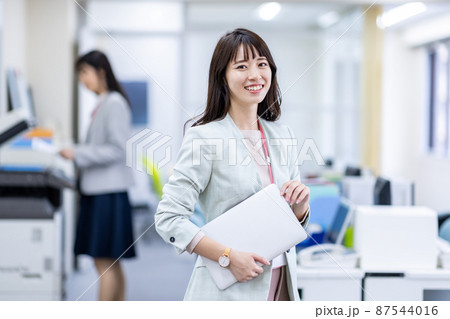 女性 ビジネスイメージ オフィス 女性 ビジネスイメージ オフィス 87544016