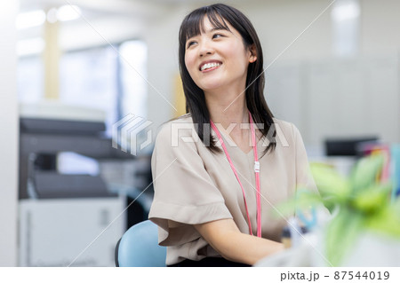 女性　オフィス　ビジネスイメージ 87544019