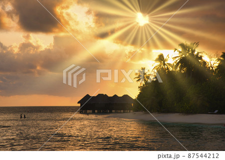 インド洋の楽園・モルディブの美しい夕景 87544212