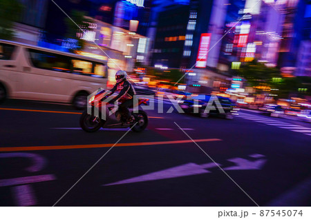 都会の夜を走り抜けるバイクの流し撮り 都会の夜を走り抜けるバイクの流し撮り 87545074