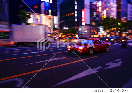 都会の夜を走り抜ける乗用車の流し撮り 都会の夜を走り抜ける乗用車の流し撮り 87545075