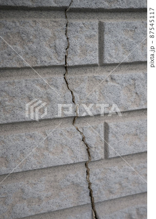 家の外壁にできた大きな亀裂 家の外壁にできた大きな亀裂 87545117