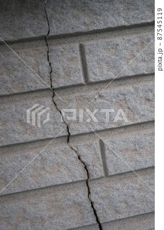 家の外壁にできた大きな亀裂 87545119