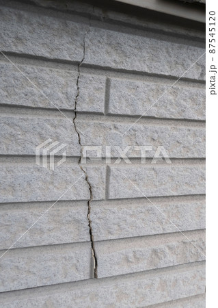 家の外壁にできた大きな亀裂 87545120