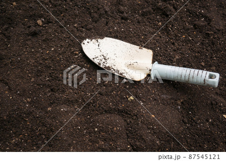 土とスコップの園芸イメージ 87545121
