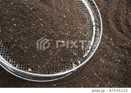 園芸の使用済みの土のふるい分け 87545123