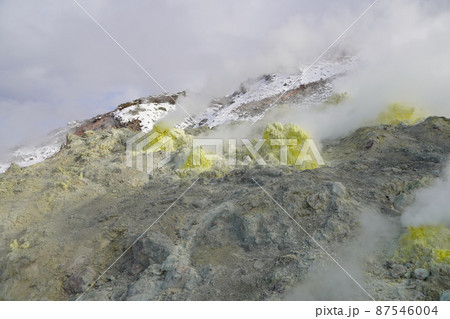 冬のアトサヌプリ(硫黄山)の硫黄 冬のアトサヌプリ(硫黄山)の硫黄 87546004
